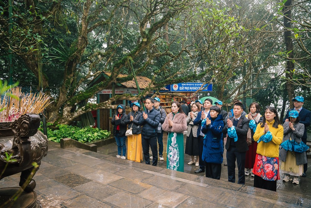 Du xuân 2024 - Doanh nhân Việt Nam VCEO làm lễ dâng hương báo công lên các Vua Hùng