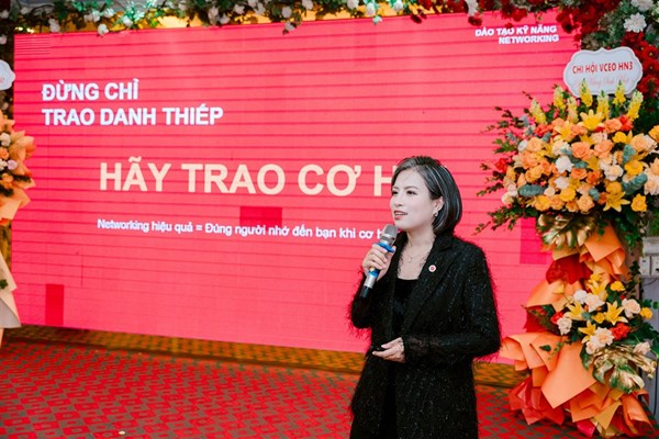 Đừng chỉ trao danh thiếp, hãy trao cơ hội